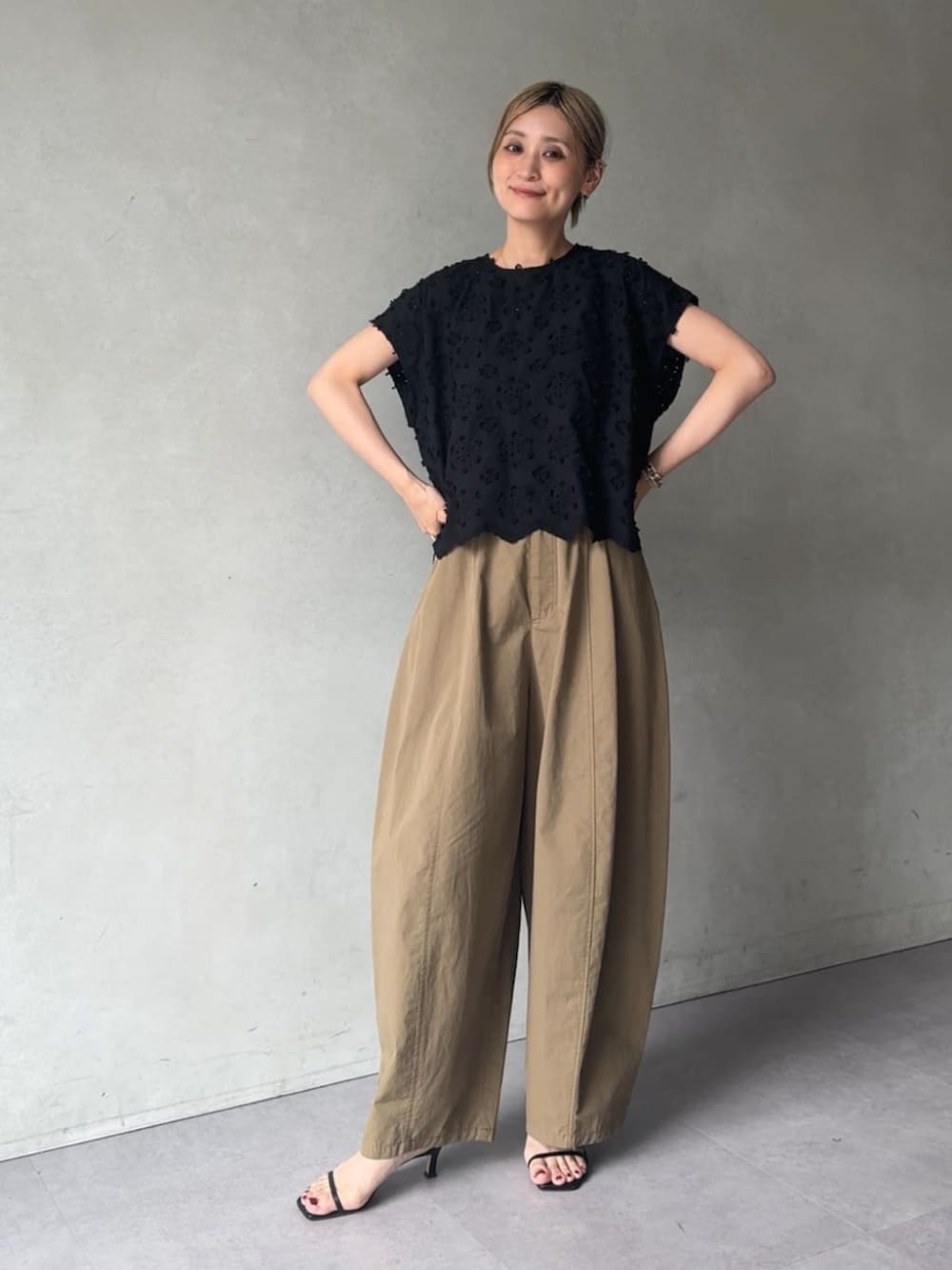 イエロー系のその他パンツ、ブラック系のシャツ/ブラウスを着用したレディースの夏コーディネートの2枚目の写真