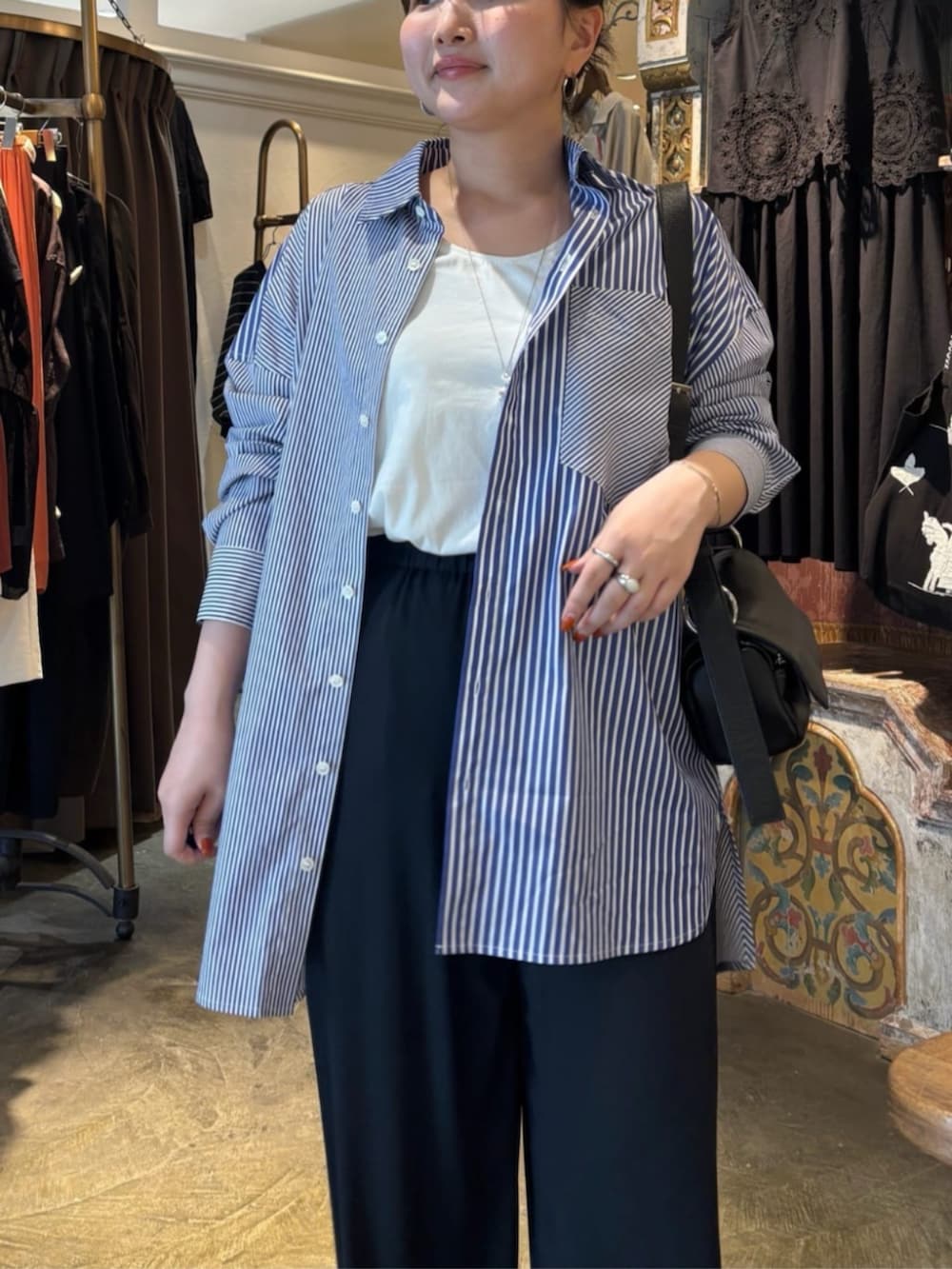 ブルー系のその他パンツ、ブルー系のシャツ/ブラウスを着用したレディースの夏コーディネートの7枚目の写真