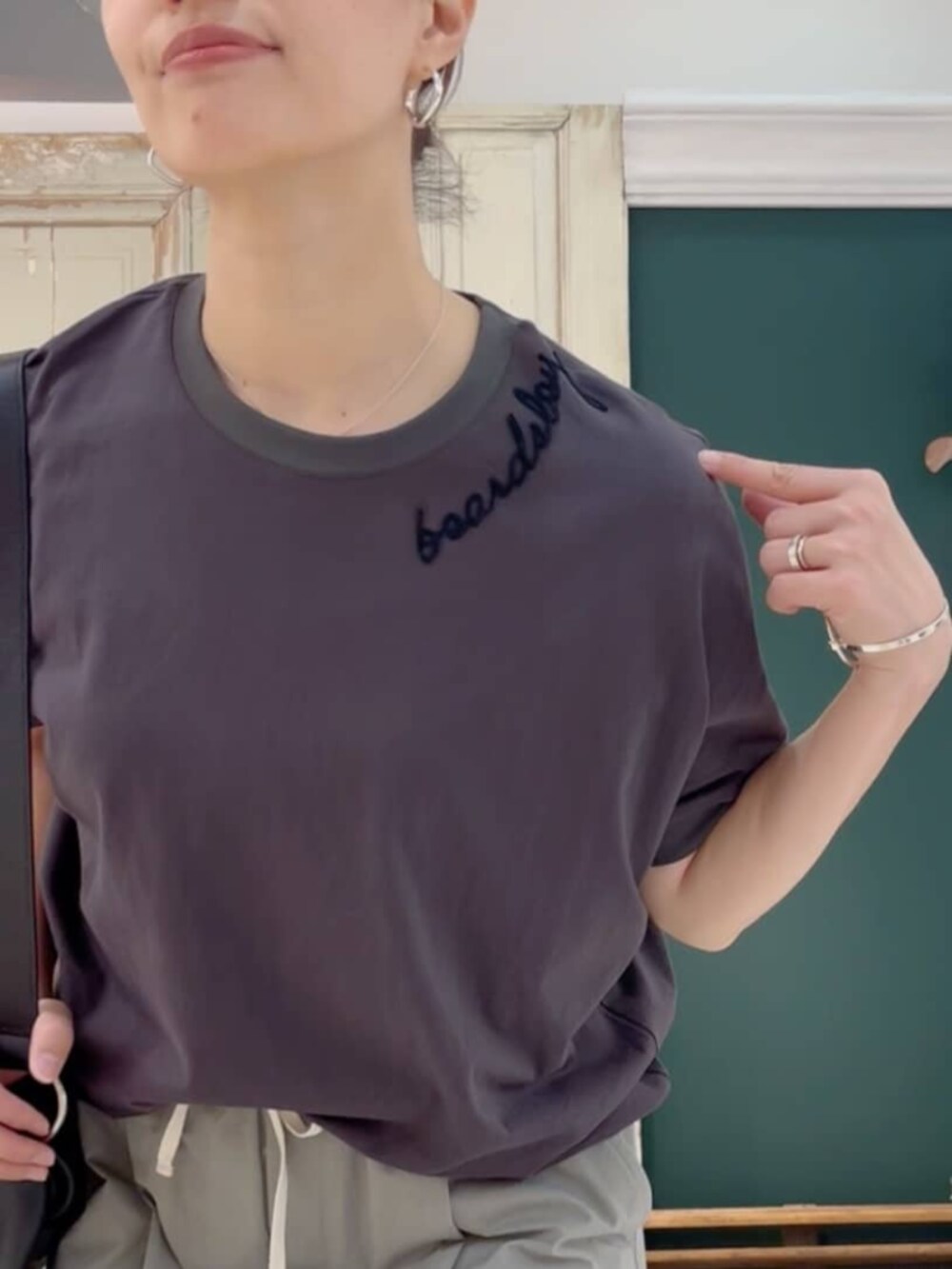 ブラック系のショルダーバッグ、グレー系のTシャツ/カットソー、グレー系のその他パンツを着用したレディースの春コーディネートの6枚目の写真