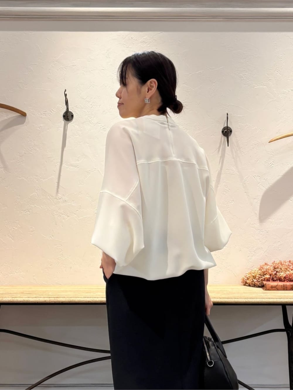 ブラック系のスカート、ホワイト系のシャツ/ブラウス、シルバー系のリングを着用したレディースの冬コーディネートの8枚目の写真