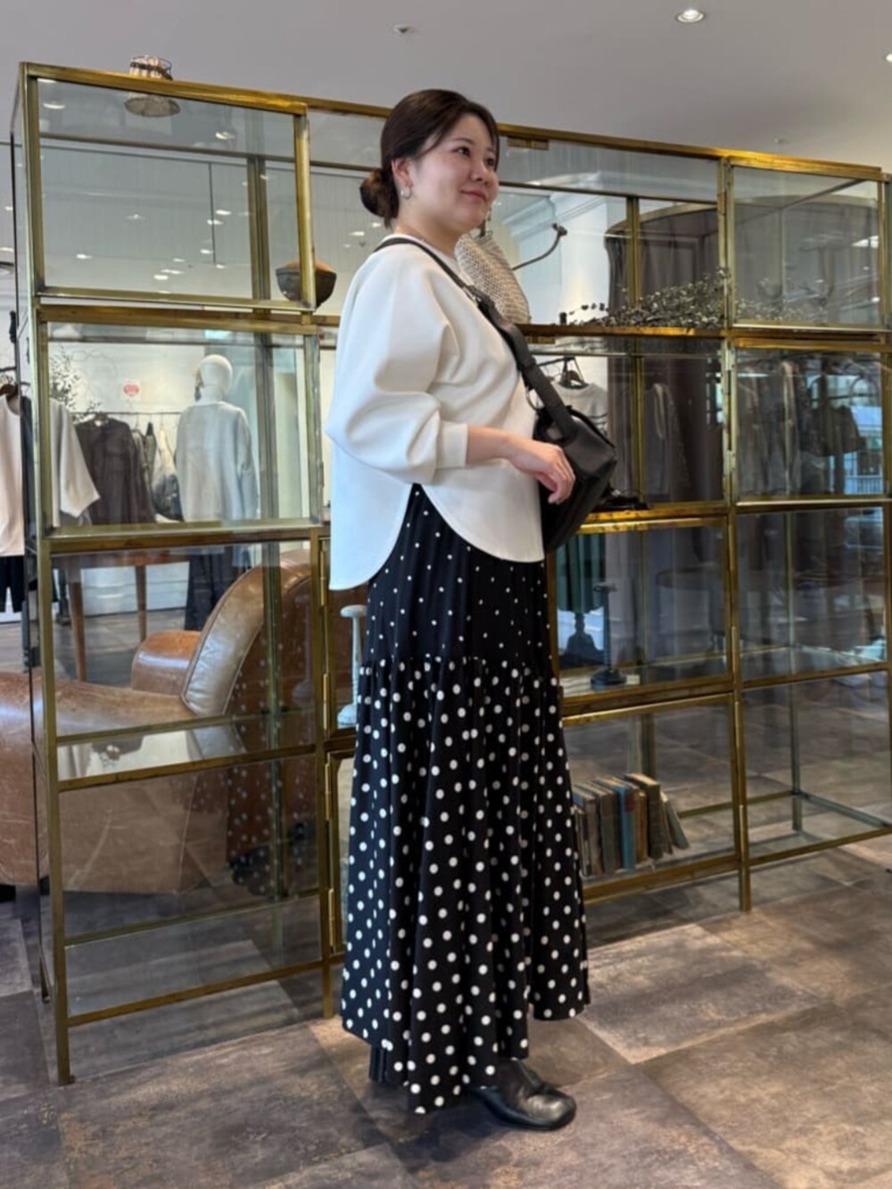 ホワイト系のTシャツ/カットソー、ブラック系のスカートを着用したレディースの冬コーディネートの2枚目の写真