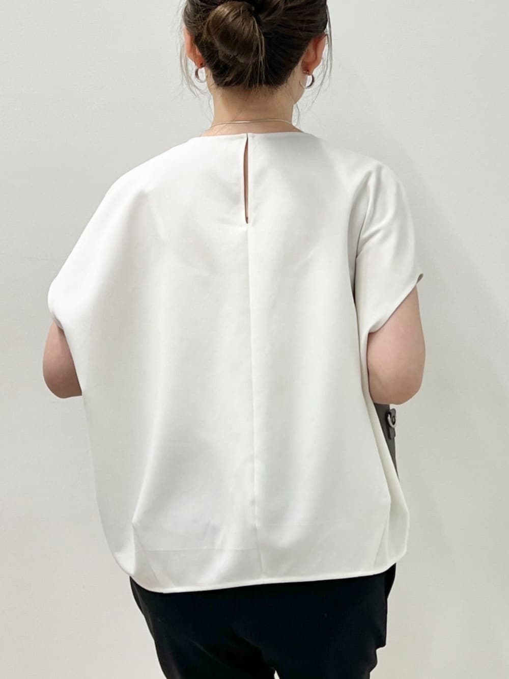 グレー系のハンドバッグ、ブラック系のその他パンツ、ホワイト系のシャツ/ブラウスを着用したレディースの春コーディネートの6枚目の写真