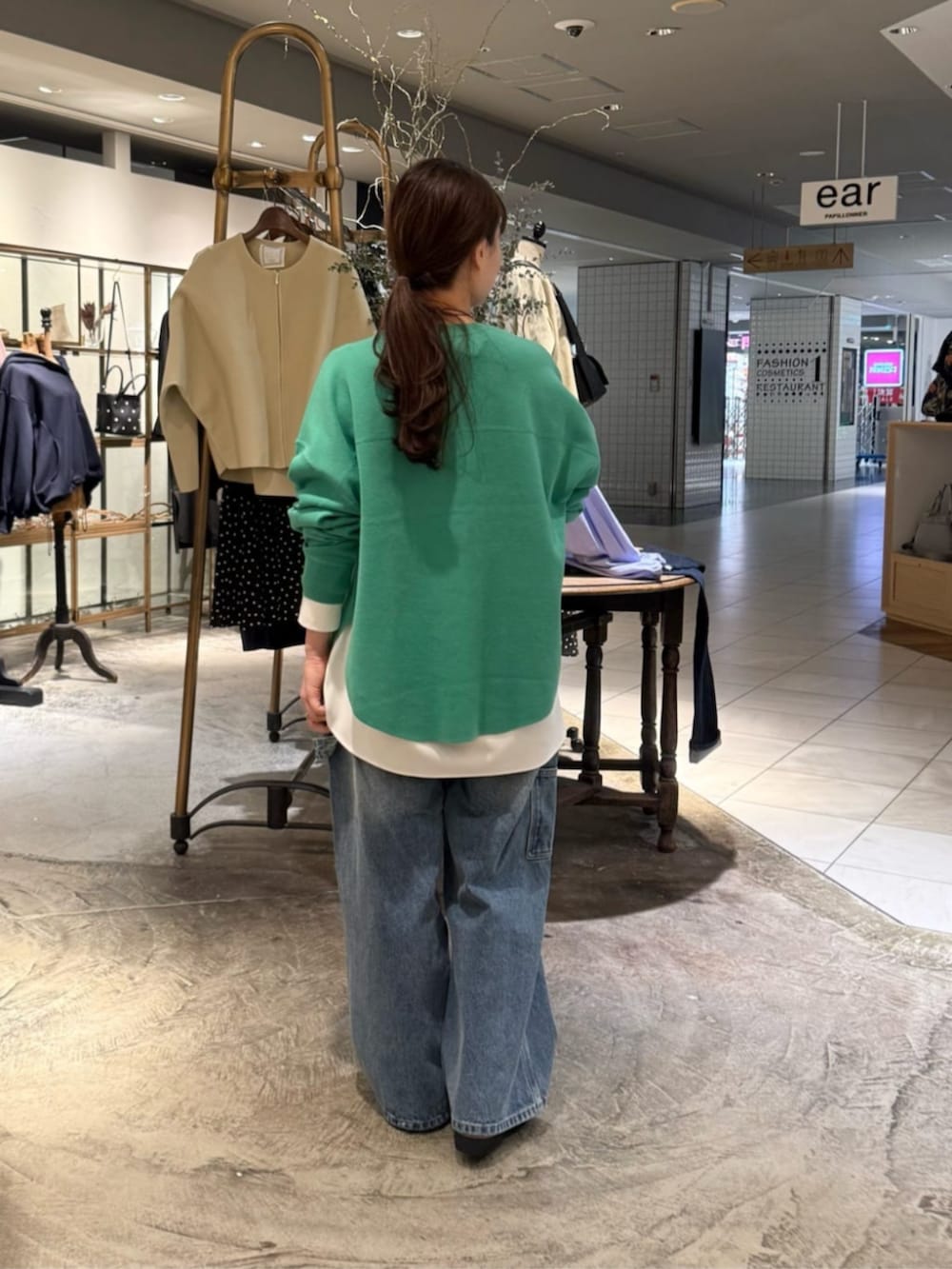 ホワイト系のシャツ/ブラウス、ブラック系のショルダーバッグ、ブルー系のその他パンツを着用したレディースの春コーディネートの2枚目の写真