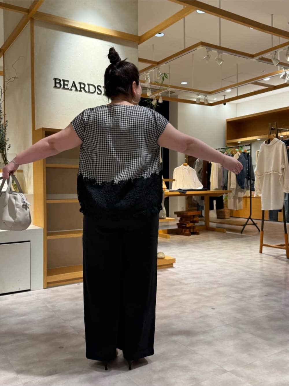 グレー系のボストンバッグ、ブラック系のその他パンツ、ブラック系のシャツ/ブラウスを着用したレディースの春コーディネートの3枚目の写真