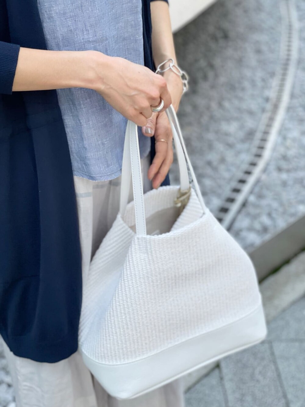 ホワイト系のトートバッグ、ホワイト系のタンクトップ、ホワイト系のその他シューズを着用したレディースの春コーディネートの2枚目の写真