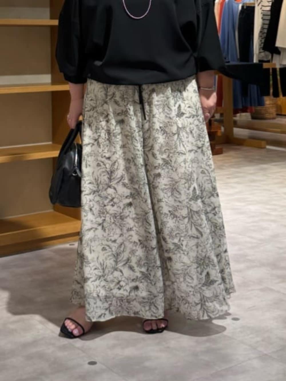 ブラック系のシャツ/ブラウス、ベージュ系のその他パンツを着用したレディースの冬コーディネートの7枚目の写真