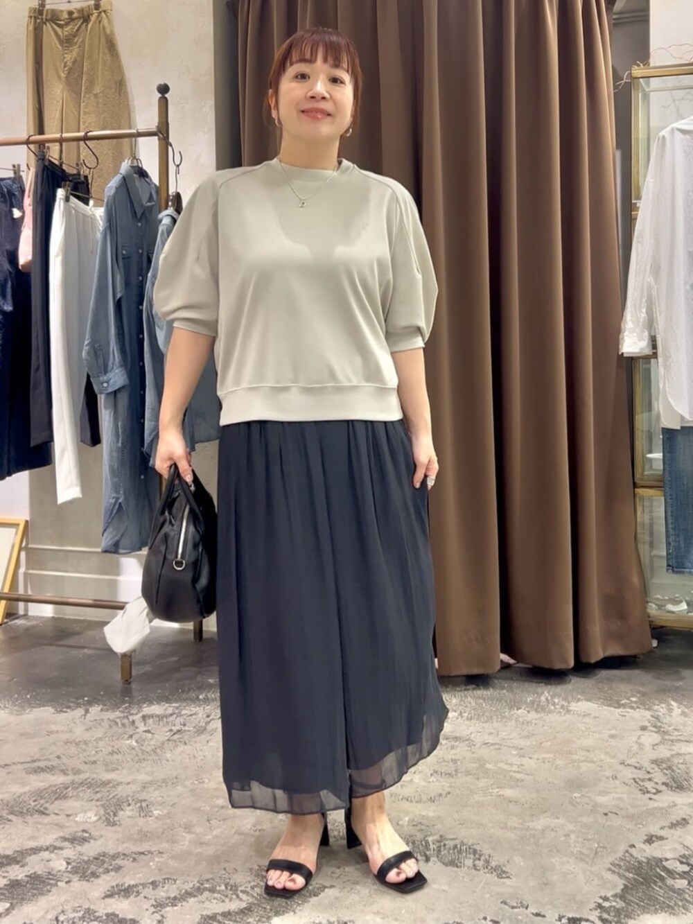 ブラック系のボストンバッグ、ブラック系のその他パンツ、グレー系のTシャツ/カットソーを着用したレディースの春コーディネートの4枚目の写真