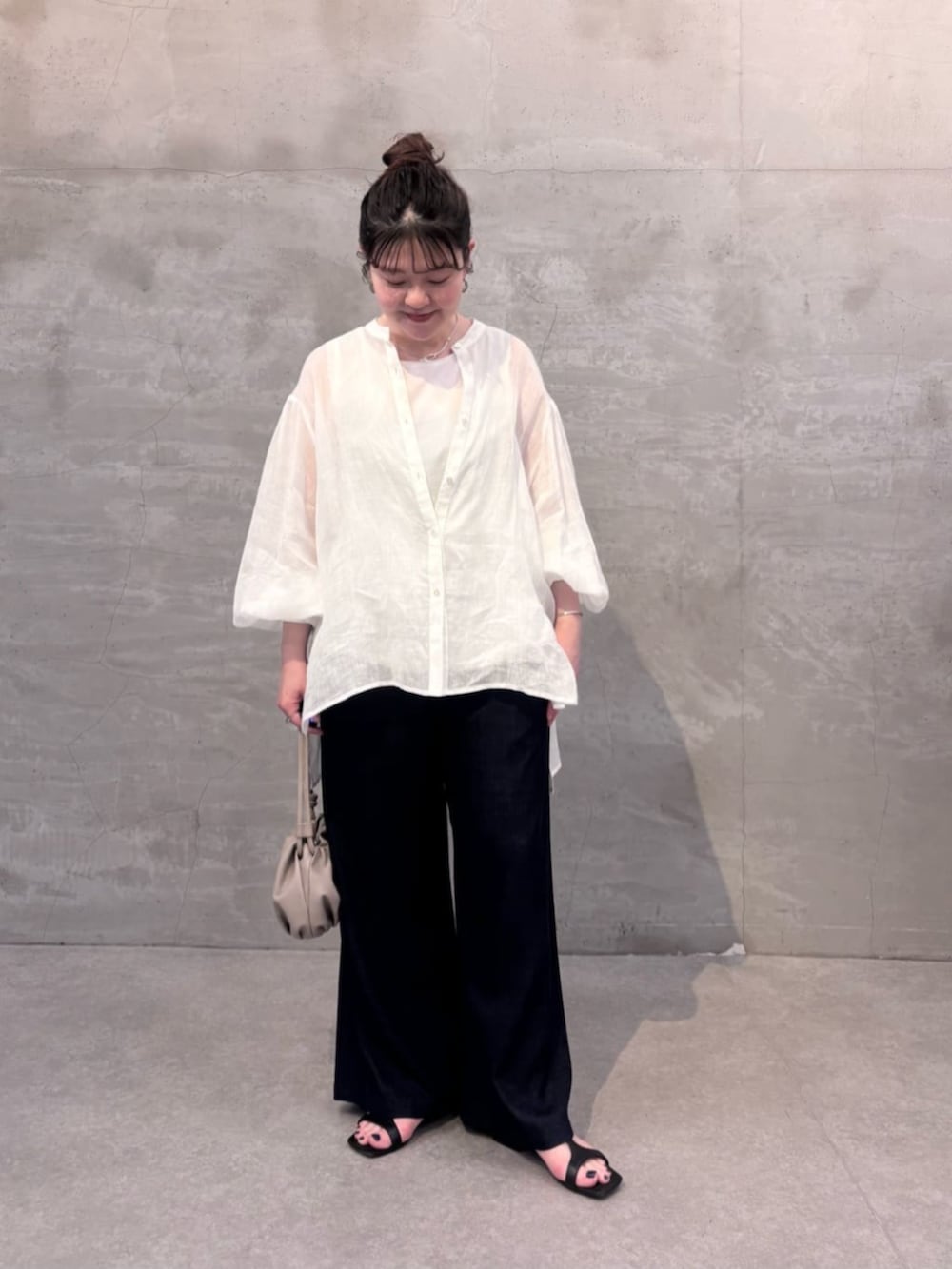 ブルー系のその他パンツ、ホワイト系のシャツ/ブラウスを着用したレディースの春コーディネートの2枚目の写真