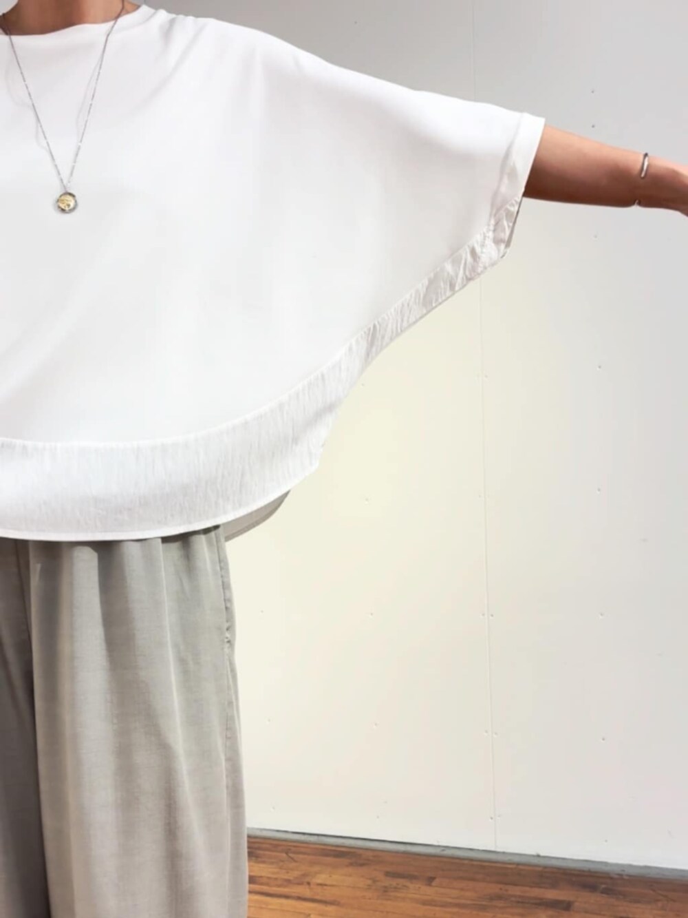 グレー系のその他パンツ、ホワイト系のTシャツ/カットソーを着用したレディースの春コーディネートの10枚目の写真
