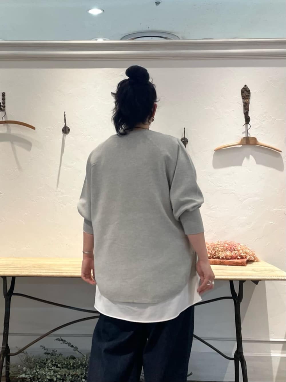 ホワイト系のスニーカー、ホワイト系のシャツ/ブラウス、グレー系のニット/セーターを着用したレディースの冬コーディネートの7枚目の写真