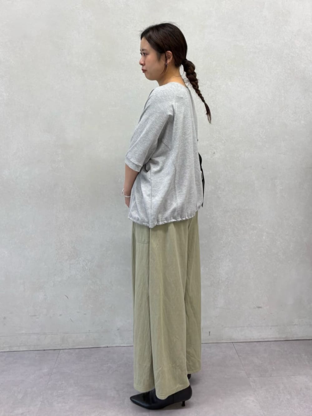 グリーン系のその他パンツ、グレー系のTシャツ/カットソーを着用したレディースの夏コーディネートの2枚目の写真