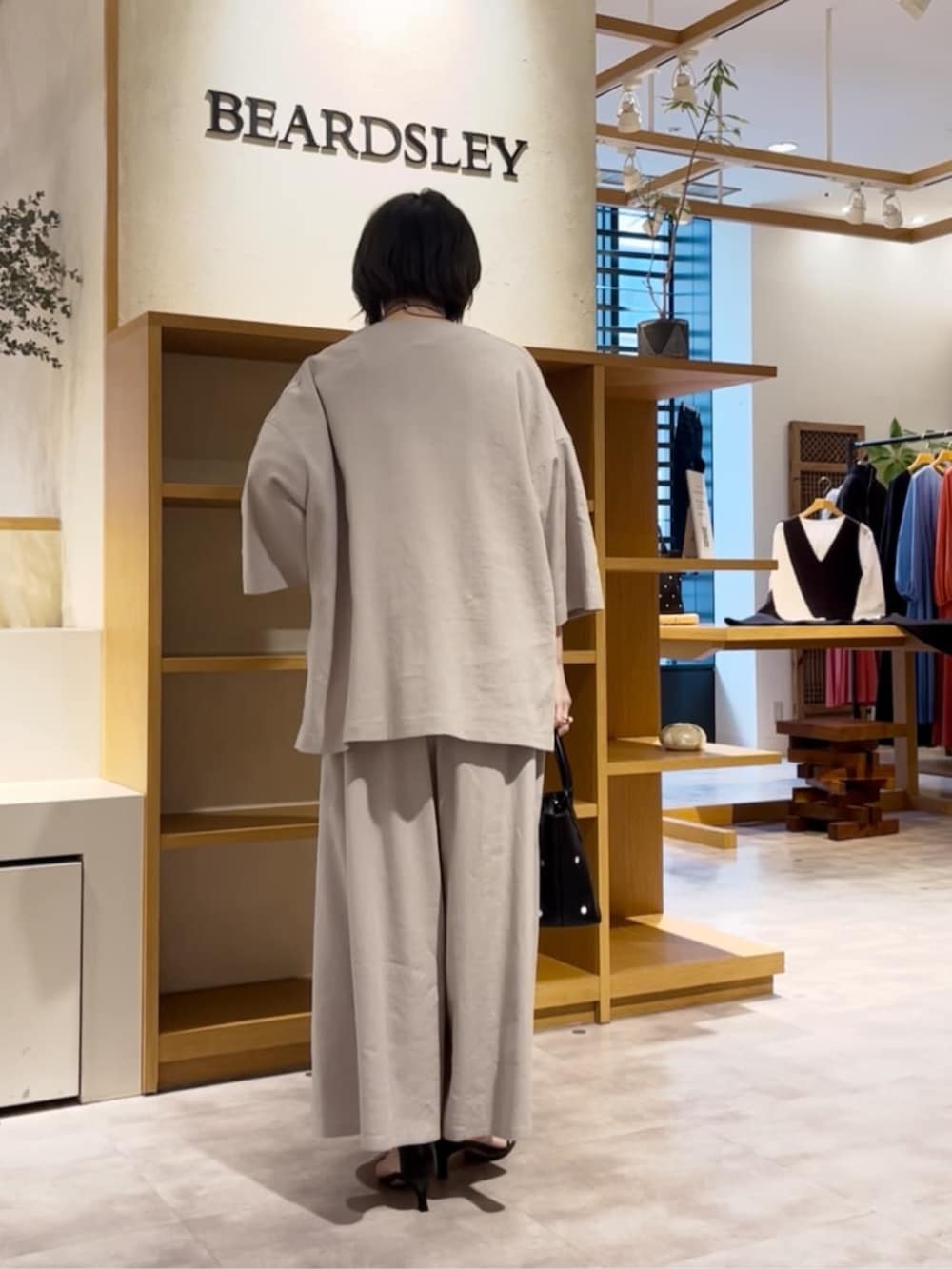 ホワイト系のシャツ/ブラウス、グレー系のその他パンツ、グレー系のその他アウターを着用したレディースの春コーディネートの4枚目の写真