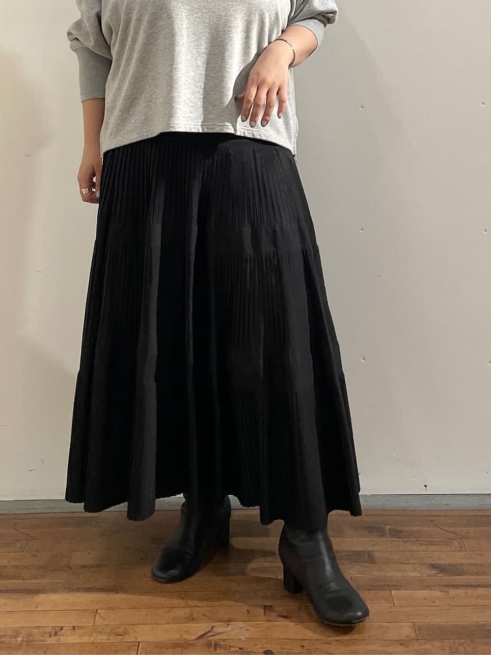 ブラック系のスカート、グレー系のTシャツ/カットソーを着用したレディースの夏コーディネートの4枚目の写真