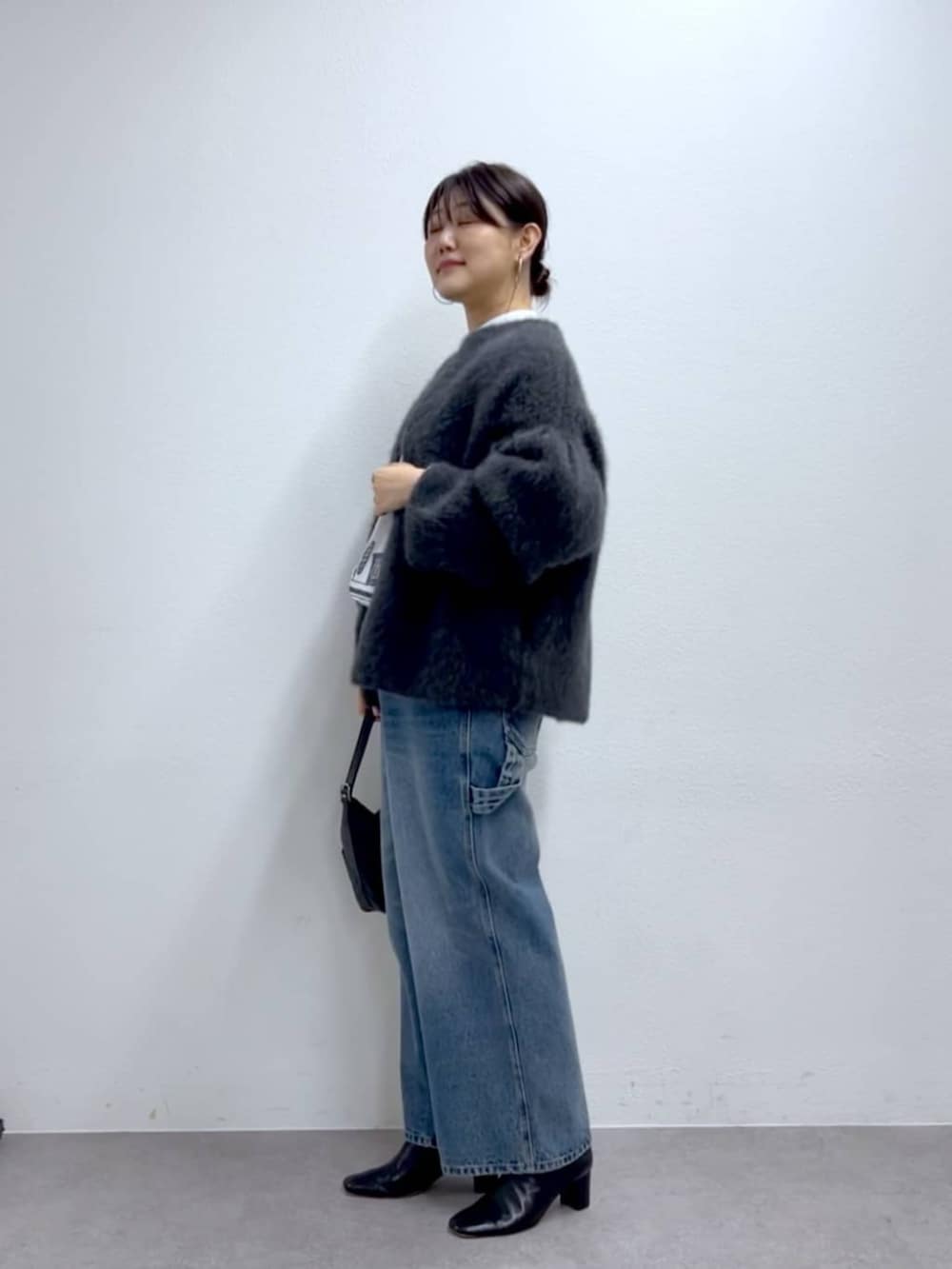 ブルー系のその他パンツ、グレー系のその他アウター、ホワイト系のシャツ/ブラウスを着用したレディースの夏コーディネートの3枚目の写真