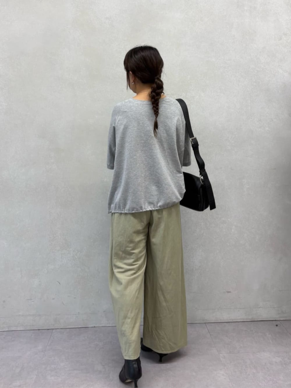 グリーン系のその他パンツ、グレー系のTシャツ/カットソーを着用したレディースの夏コーディネートの4枚目の写真