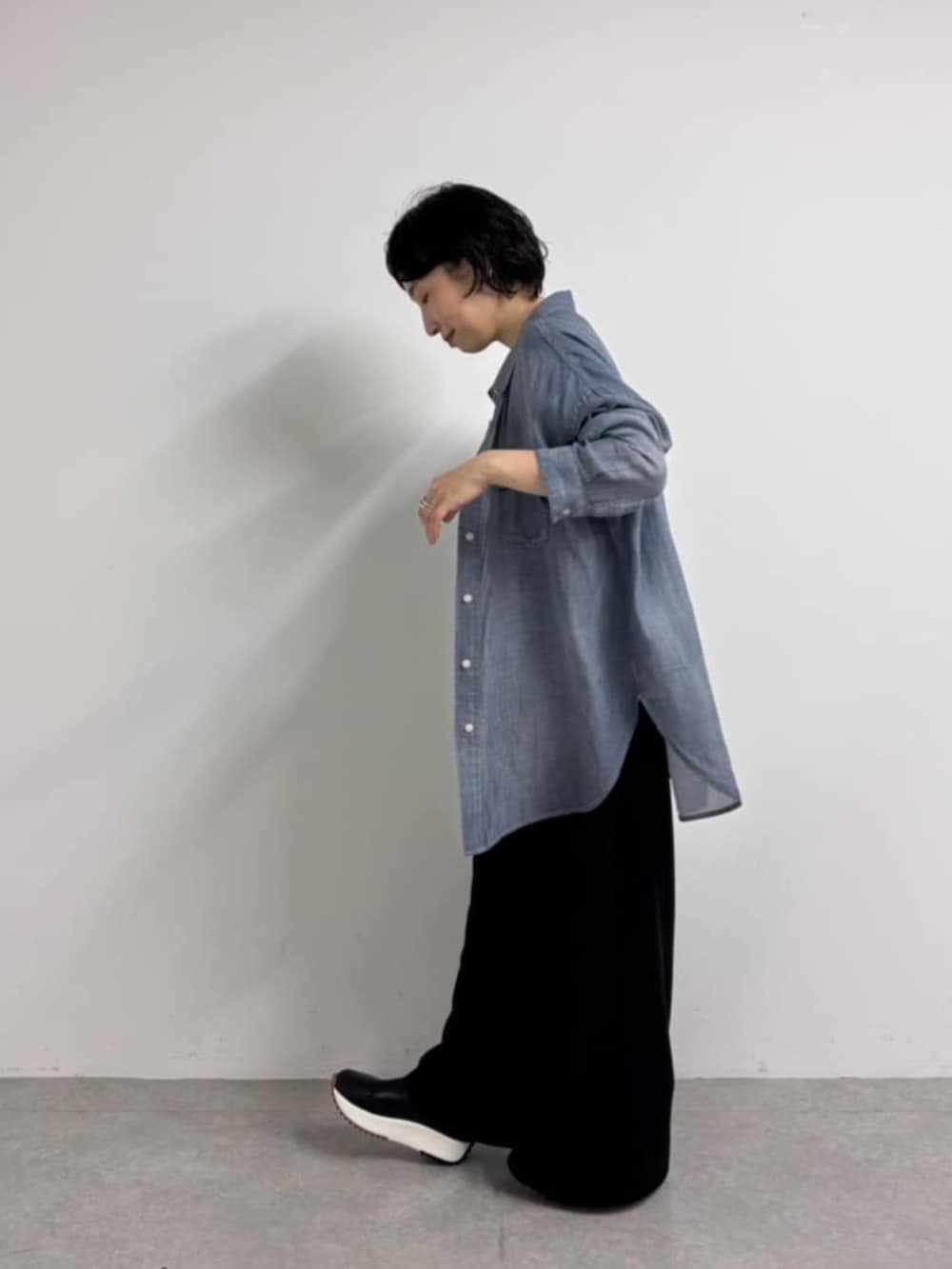 ブルー系のシャツ/ブラウス、ブラック系のシャツ/ブラウス、ブラック系のその他パンツを着用したレディースの春コーディネートの5枚目の写真