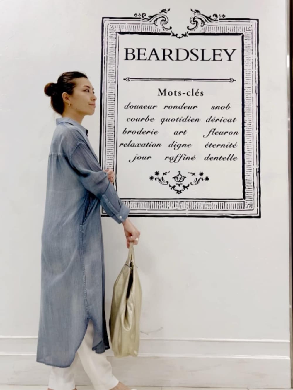 ブルー系のワンピースを着用したレディースの冬コーディネートの2枚目の写真