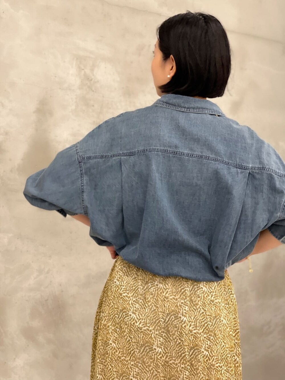 ブルー系のシャツ/ブラウス、ベージュ系のスカートを着用したレディースの秋コーディネートの4枚目の写真