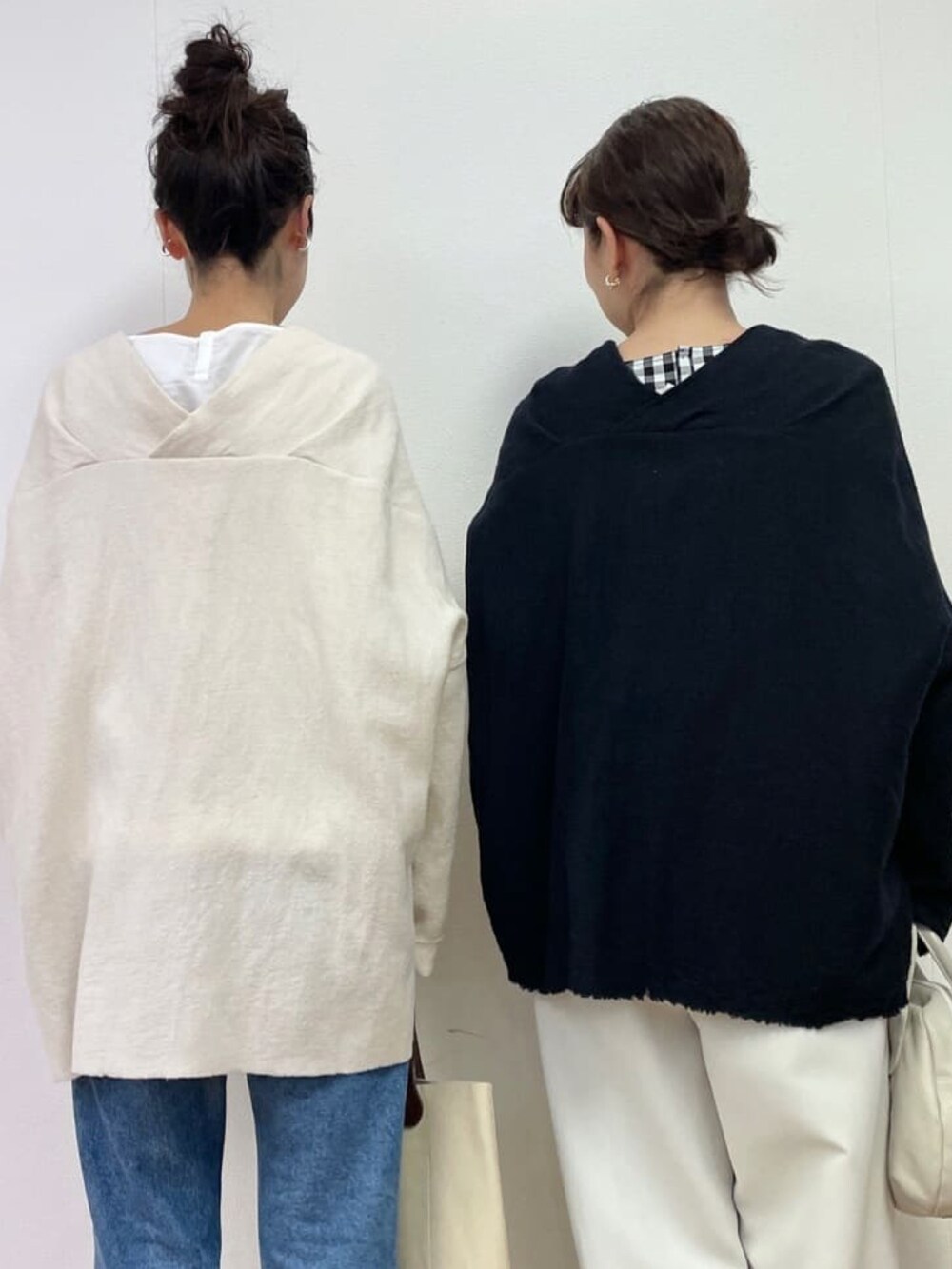 ホワイト系のニット/セーター、ブルー系のニット/セーター、ホワイト系のシャツ/ブラウスを着用したレディースの冬コーディネートの2枚目の写真