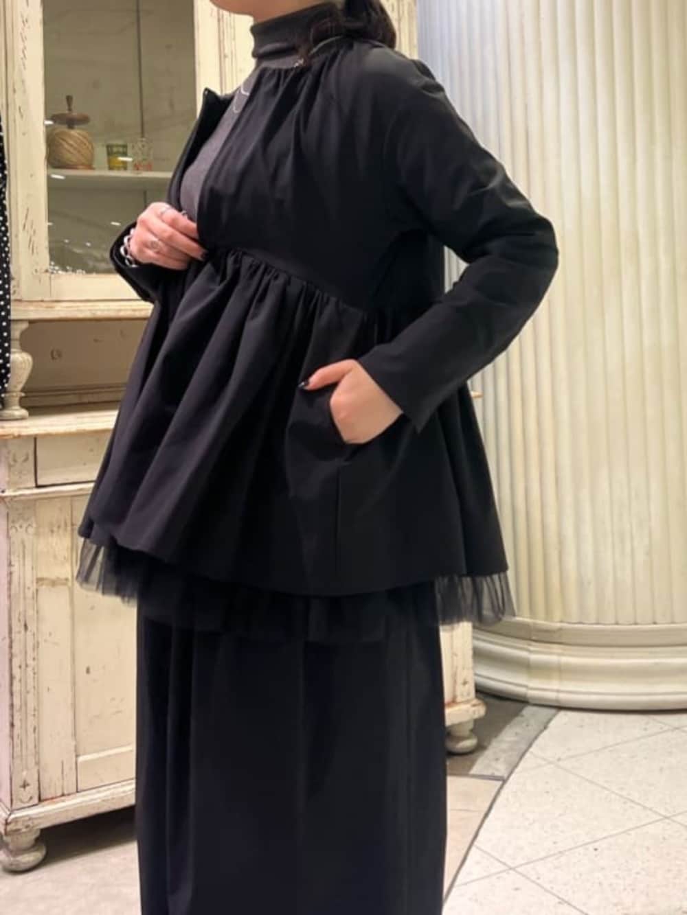 ブラック系のブルゾン、ブラック系のスカートを着用したレディースの冬コーディネートの8枚目の写真