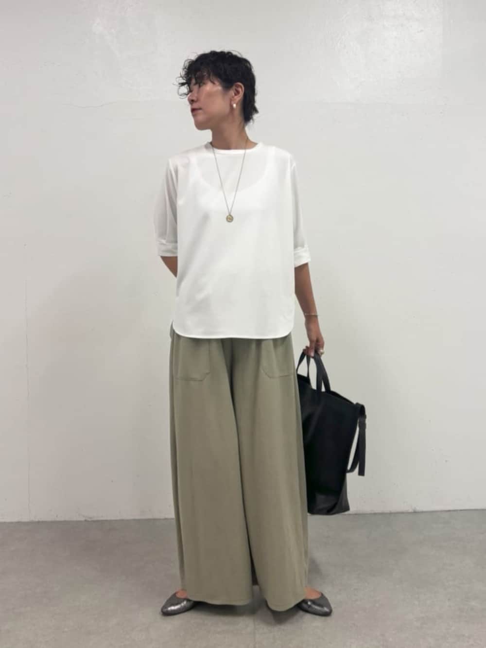 グリーン系のその他パンツ、ホワイト系のTシャツ/カットソーを着用したレディースの夏コーディネートの6枚目の写真