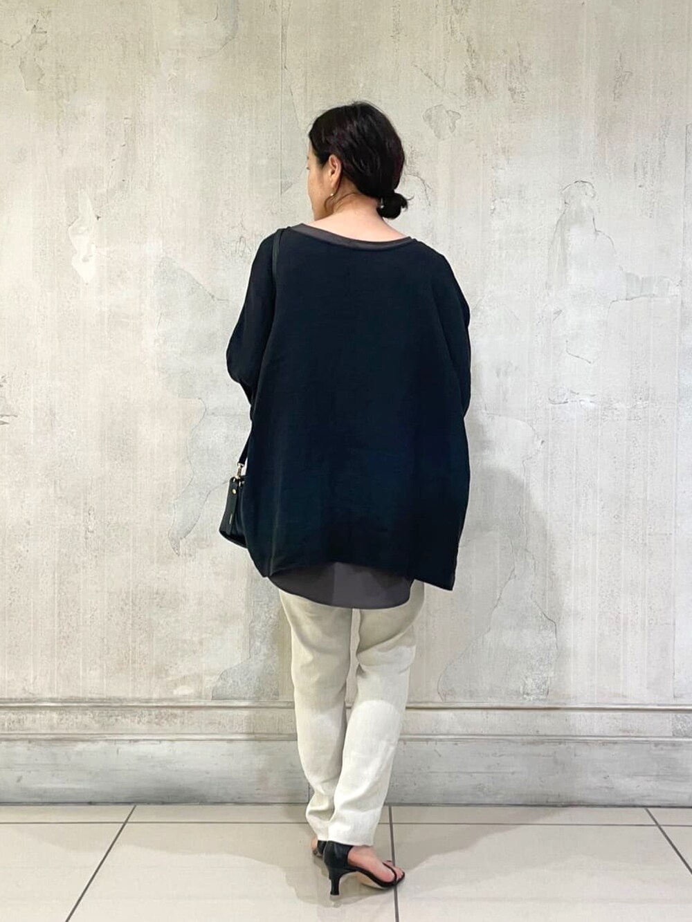 ブラック系のシャツ/ブラウス、グレー系のシャツ/ブラウスを着用したレディースの春コーディネートの3枚目の写真