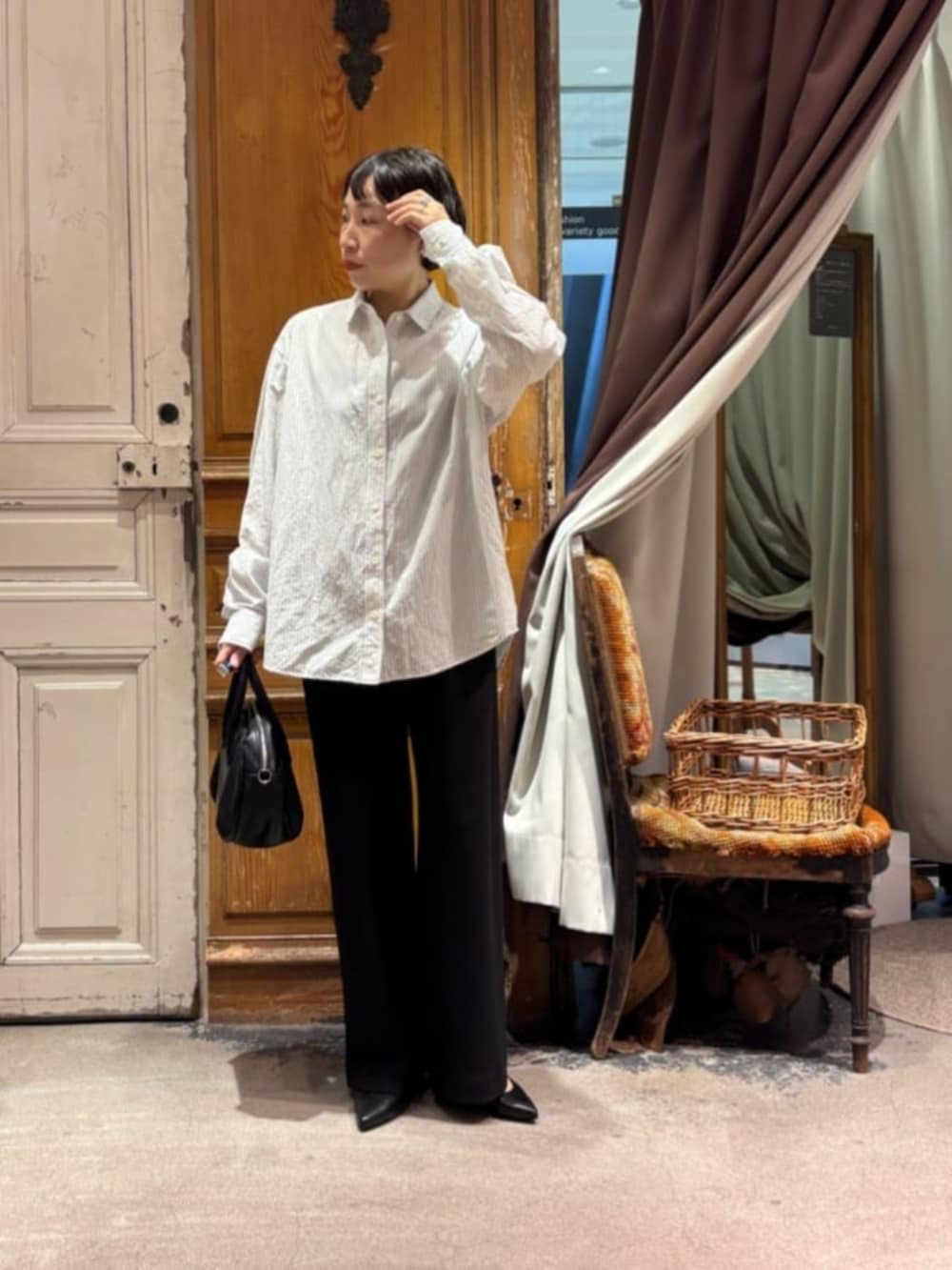 ブラック系のボストンバッグ、ホワイト系のシャツ/ブラウス、ブラック系のその他パンツを着用したレディースの春コーディネートの7枚目の写真