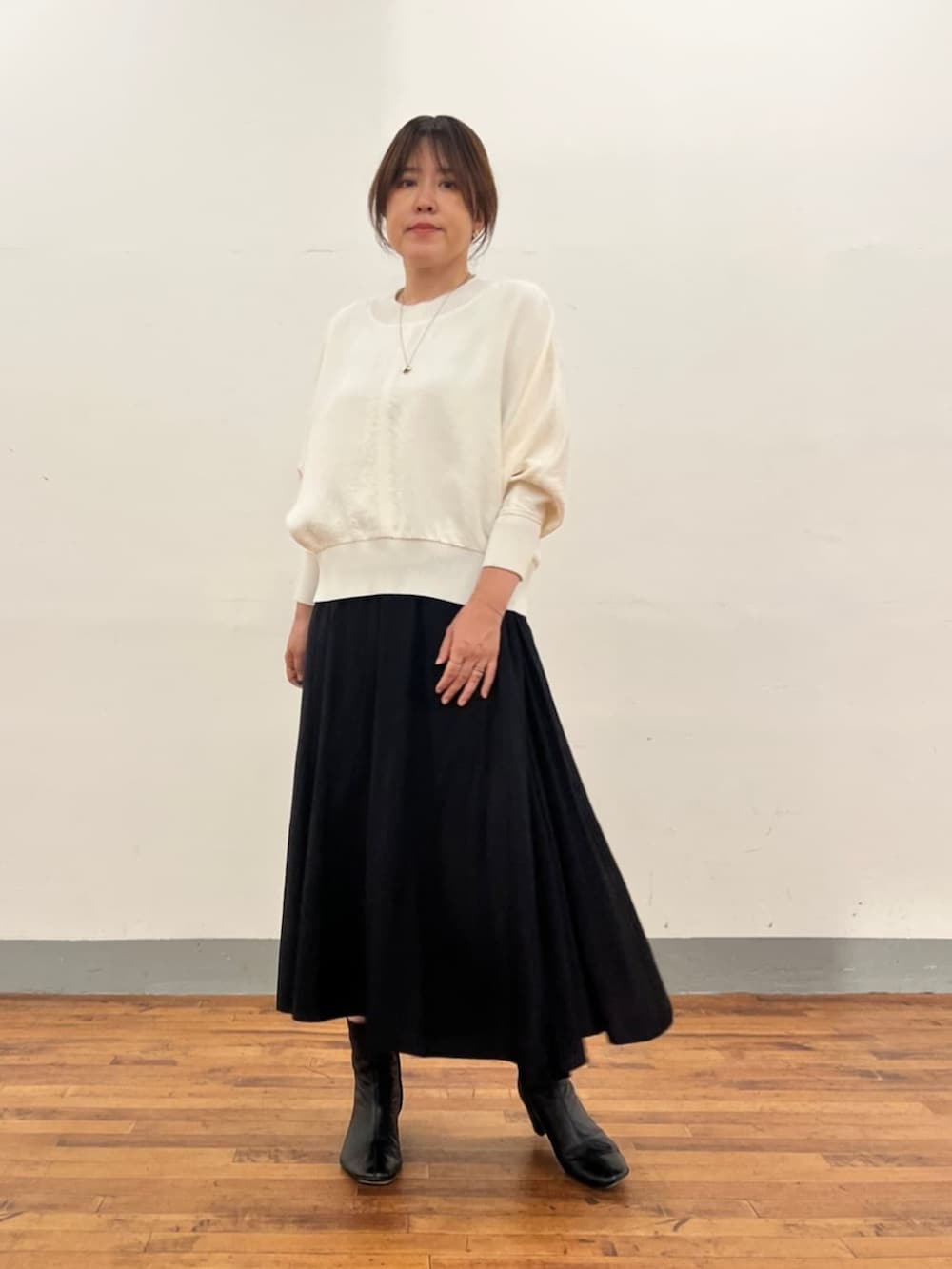 ブラック系のその他パンツ、ホワイト系のシャツ/ブラウスを着用したレディースの夏コーディネートの3枚目の写真