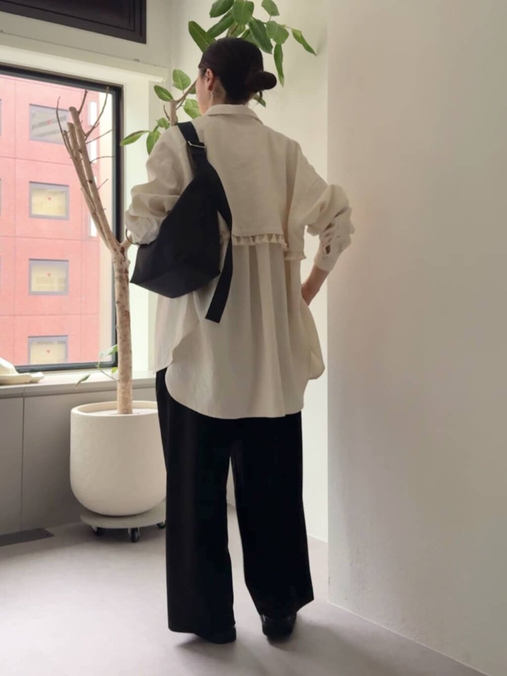 ブラック系のその他パンツ、ホワイト系のシャツ/ブラウス、ブラック系のサンダルを着用したレディースの冬コーディネートの5枚目の写真