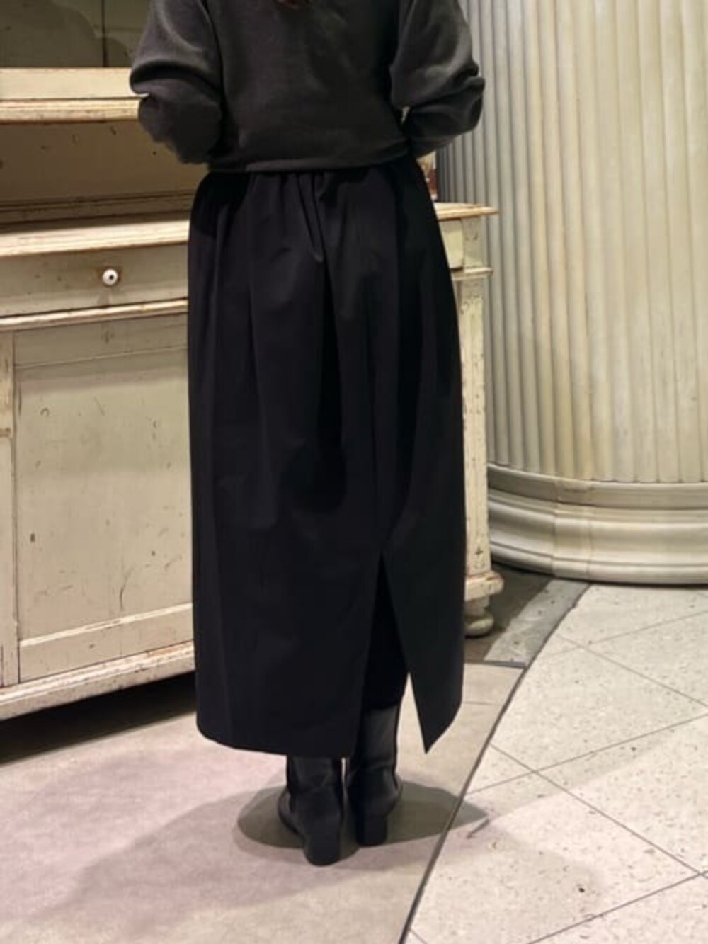 ブラック系のスカートを着用したレディースの冬コーディネートの9枚目の写真