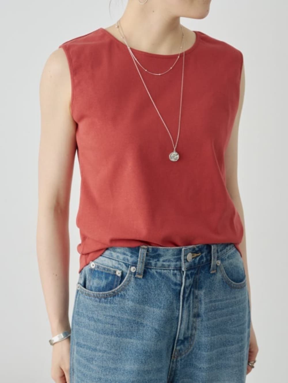 ブルー系のその他パンツ、レッド系のシャツ/ブラウスを着用したレディースの春コーディネートの9枚目の写真