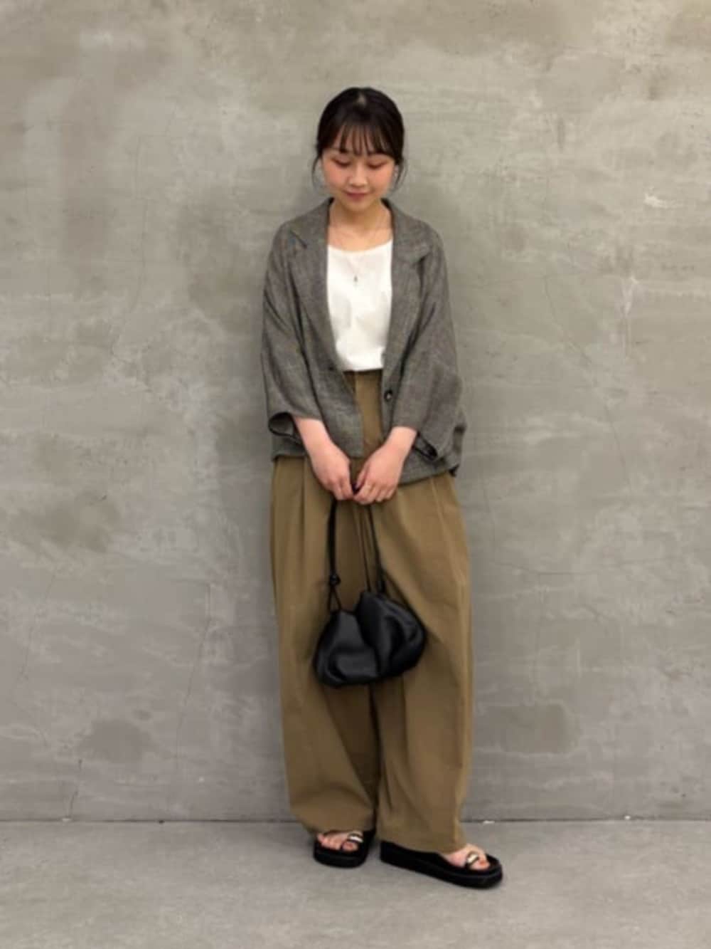 イエロー系のその他パンツ、ホワイト系のシャツ/ブラウス、ベージュ系のテーラードジャケットを着用したレディースの春コーディネートの5枚目の写真