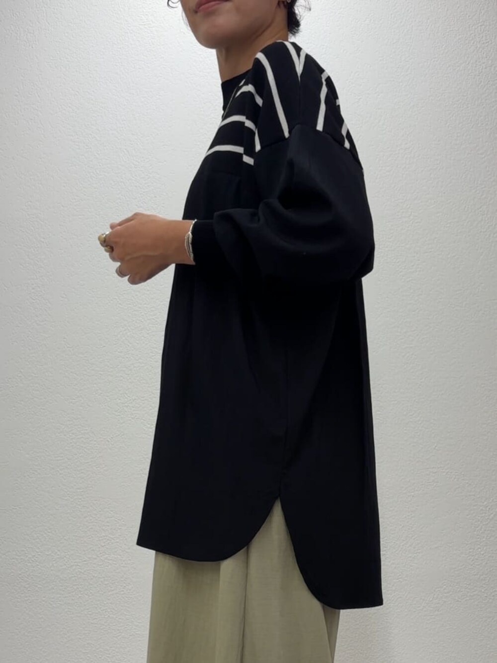 グリーン系のその他パンツ、ブラック系のニット/セーターを着用したレディースの冬コーディネートの6枚目の写真