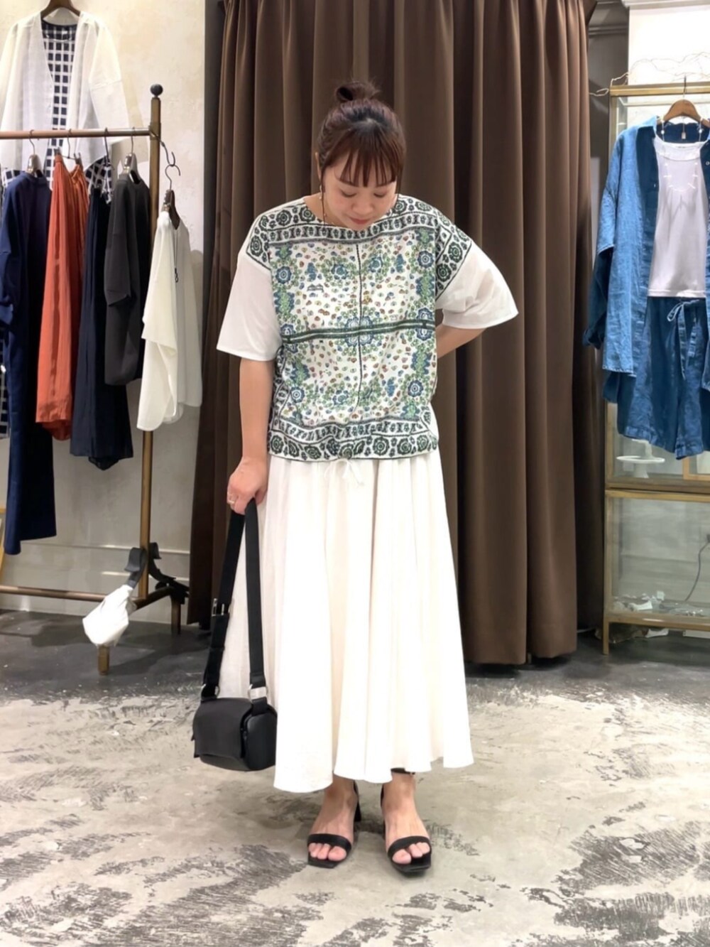 ホワイト系のスカート、ホワイト系のTシャツ/カットソーを着用したレディースの春コーディネートの4枚目の写真