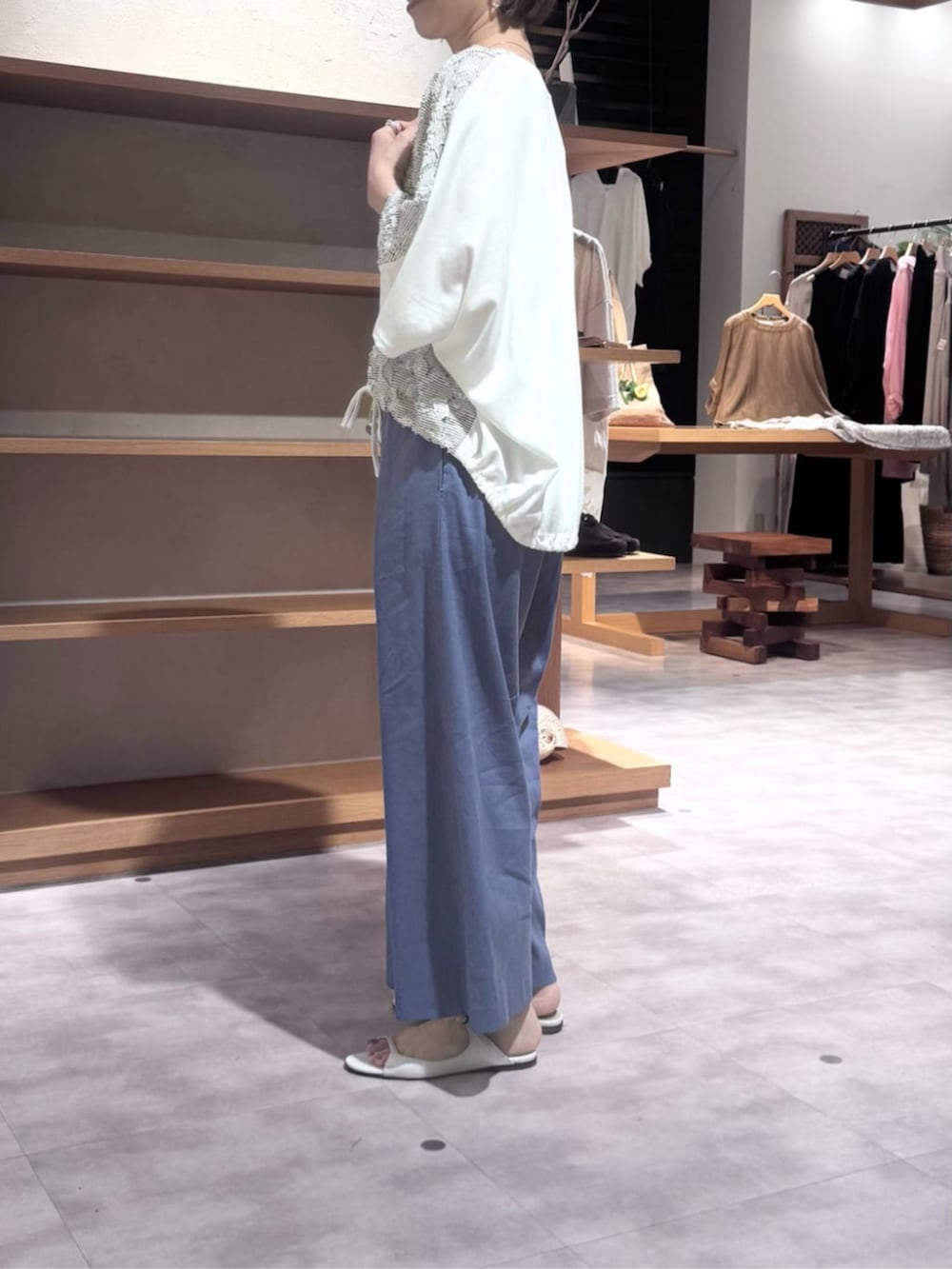 ブルー系のその他パンツ、ホワイト系のシャツ/ブラウスを着用したレディースの夏コーディネートの4枚目の写真
