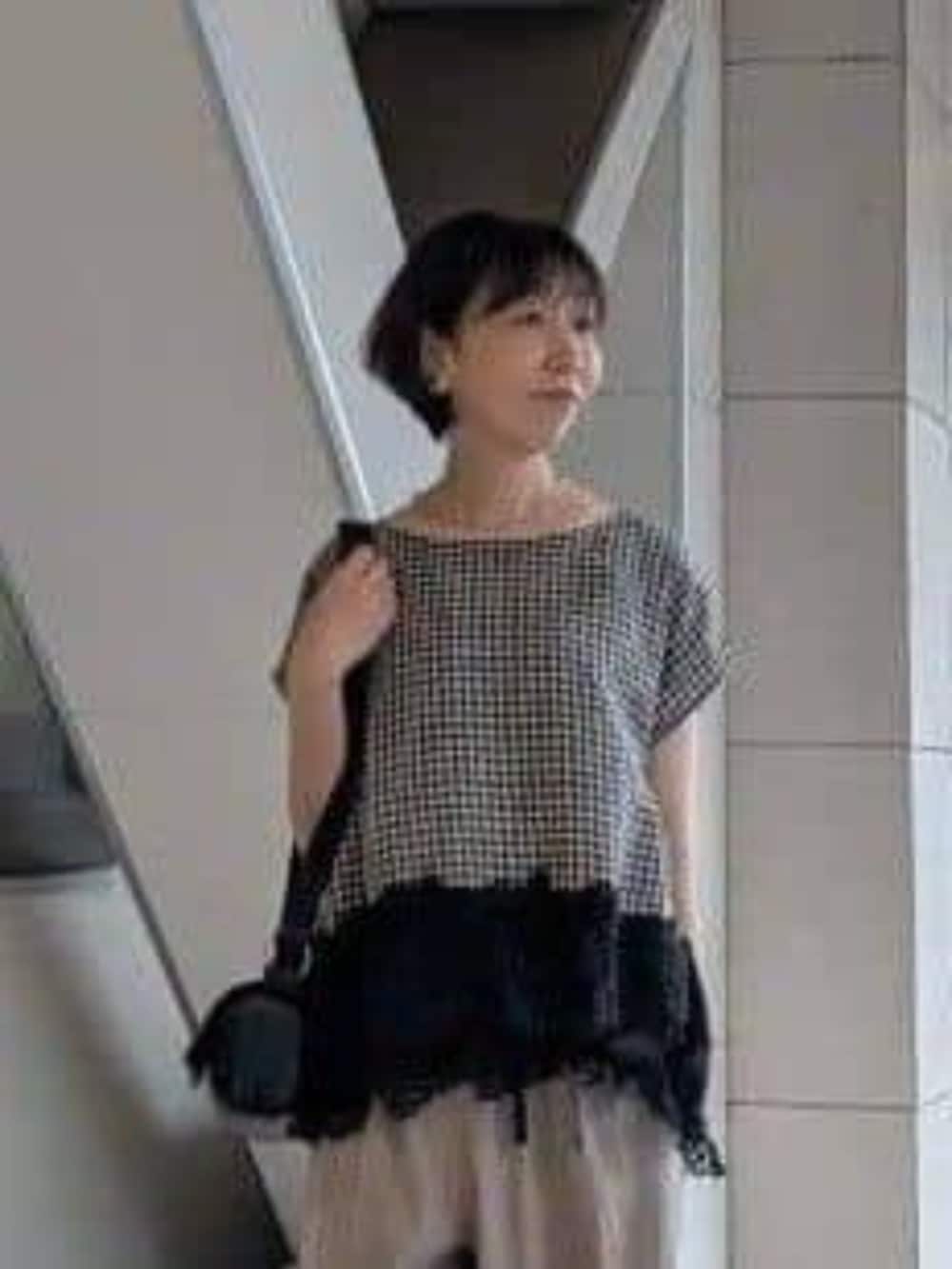 ブラック系のサンダル、ブラック系のシャツ/ブラウス、グレー系のその他パンツを着用したレディースの春コーディネートの4枚目の写真