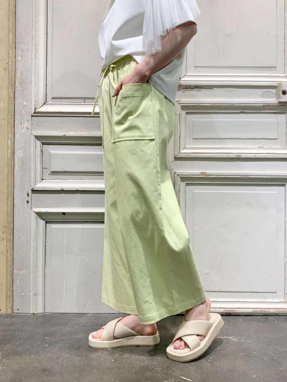 ホワイト系のTシャツ/カットソー、イエロー系のその他パンツ、ホワイト系のトートバッグを着用したレディースの春コーディネートの4枚目の写真