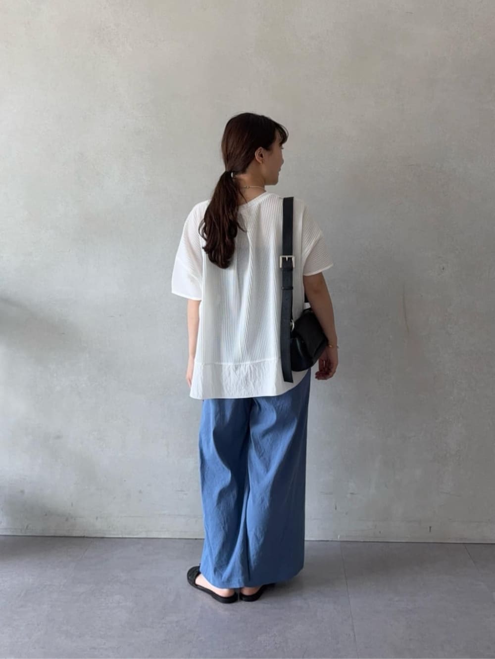 ホワイト系のTシャツ/カットソー、ブルー系のその他パンツを着用したレディースの夏コーディネートの3枚目の写真