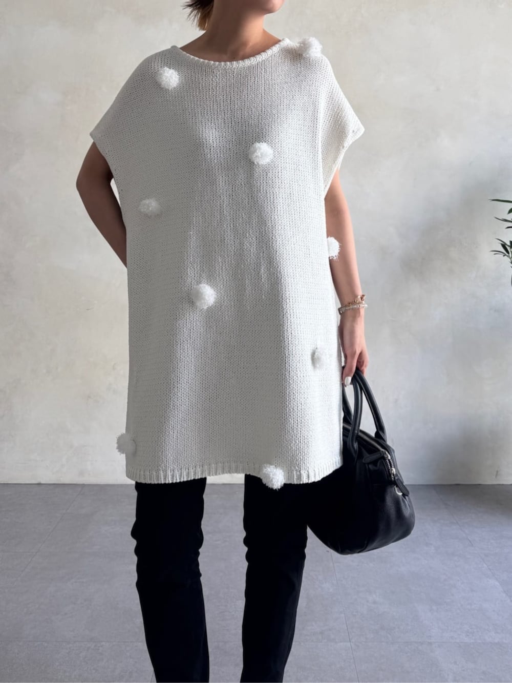 ホワイト系のニット/セーターを着用したレディースの冬コーディネートの6枚目の写真