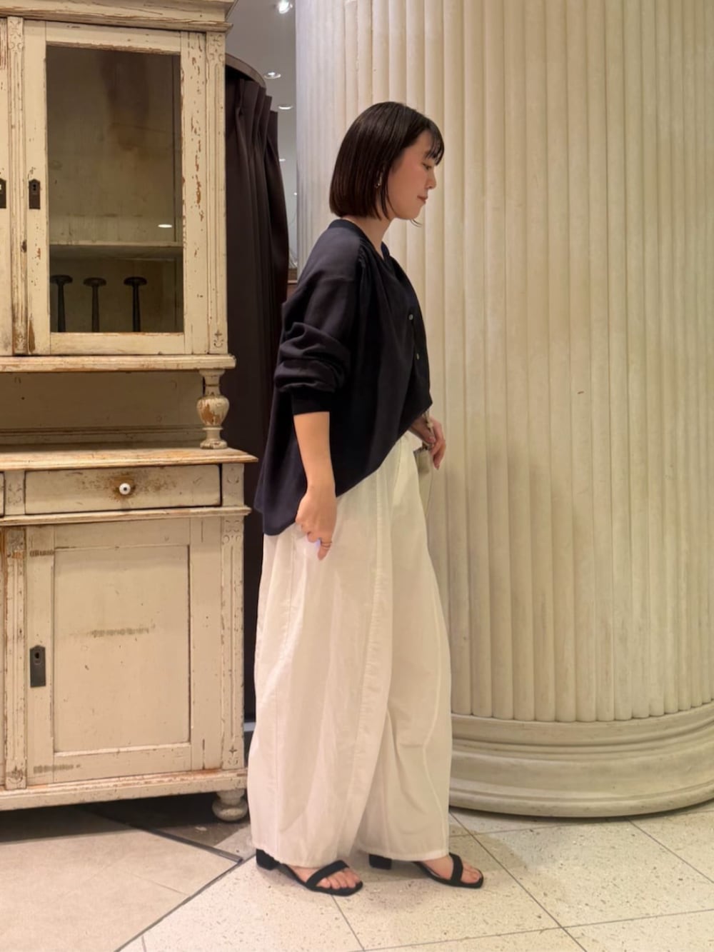 ホワイト系のトートバッグ、ブルー系のシャツ/ブラウス、ホワイト系のその他パンツを着用したレディースの春コーディネートの2枚目の写真