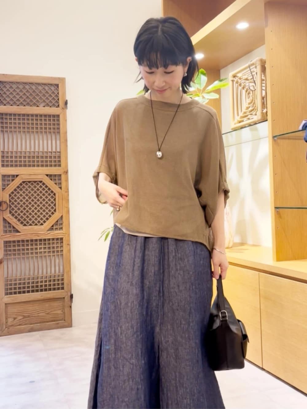 イエロー系のTシャツ/カットソー、シルバー系のリングを着用したレディースの夏コーディネートの9枚目の写真