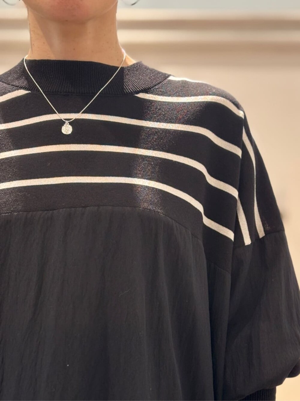 ブラック系のデニムパンツ、ブラック系のニット/セーターを着用したレディースの冬コーディネートの5枚目の写真