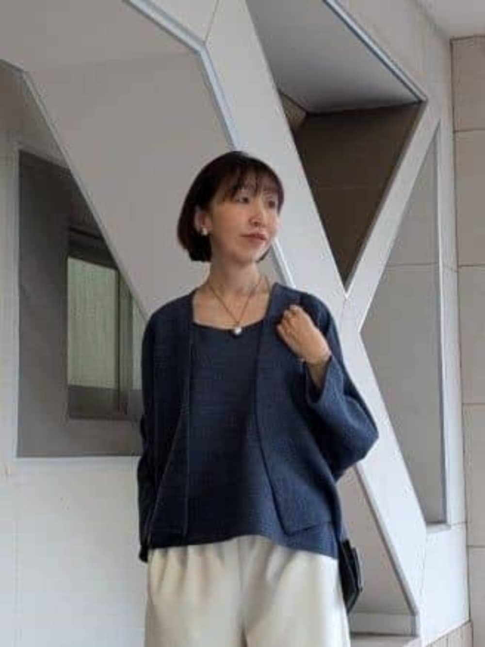 ホワイト系のその他パンツ、ブルー系のカーディガン/ボレロ、ブルー系のニット/セーターを着用したレディースの冬コーディネートの5枚目の写真