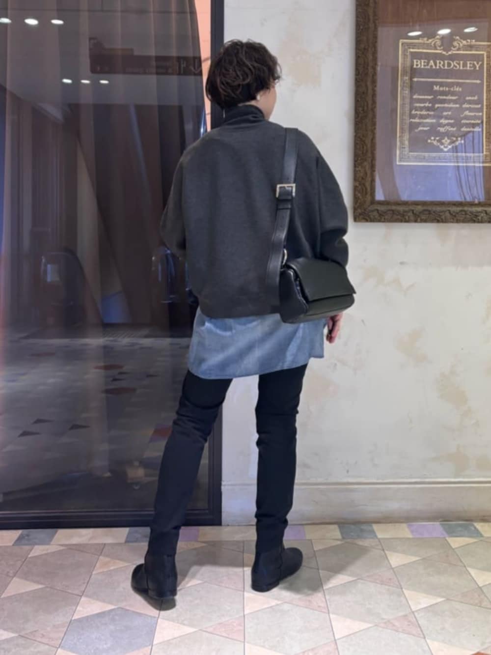 ブルー系のシャツ/ブラウス、ブラック系のその他パンツ、グレー系のニット/セーターを着用したレディースの冬コーディネートの5枚目の写真