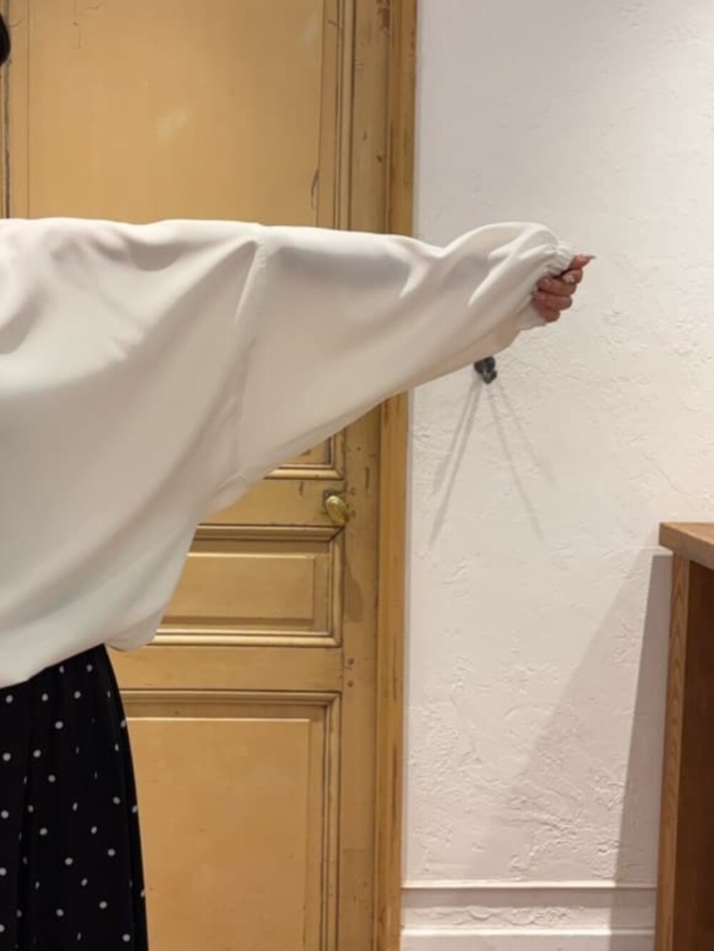 ブラック系のスカート、ピンク系のハンドバッグ、ホワイト系のシャツ/ブラウスを着用したレディースの冬コーディネートの5枚目の写真