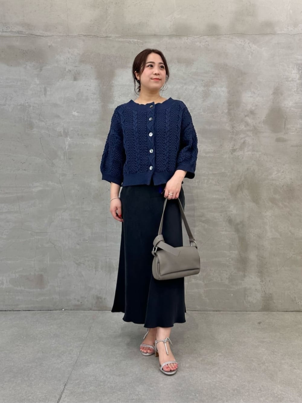 グレー系のショルダーバッグ、ブルー系のニット/セーターを着用したレディースの冬コーディネートの5枚目の写真
