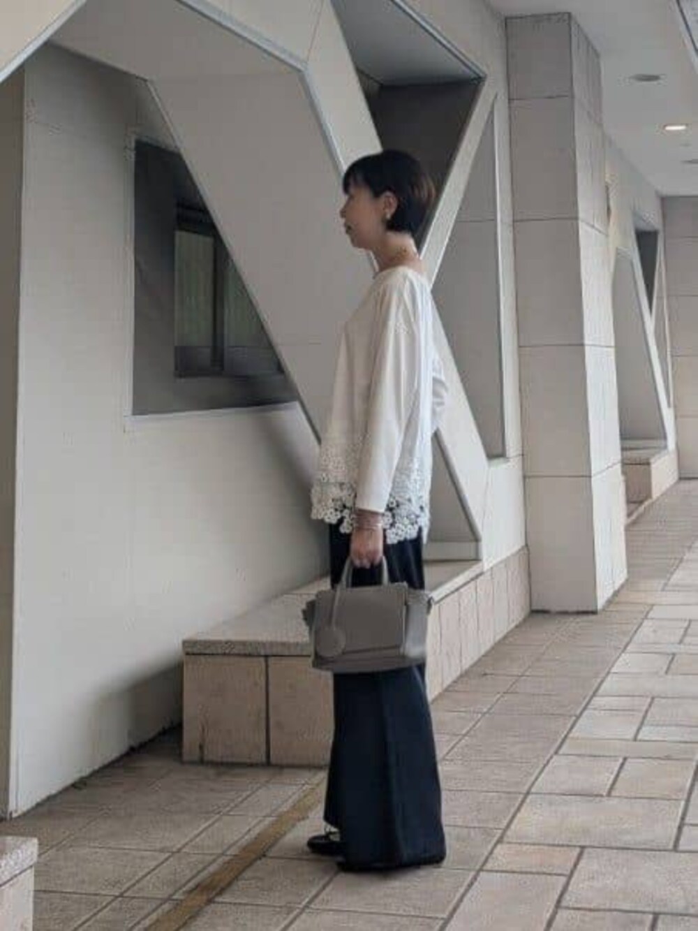 ホワイト系のTシャツ/カットソーを着用したレディースの夏コーディネートの2枚目の写真