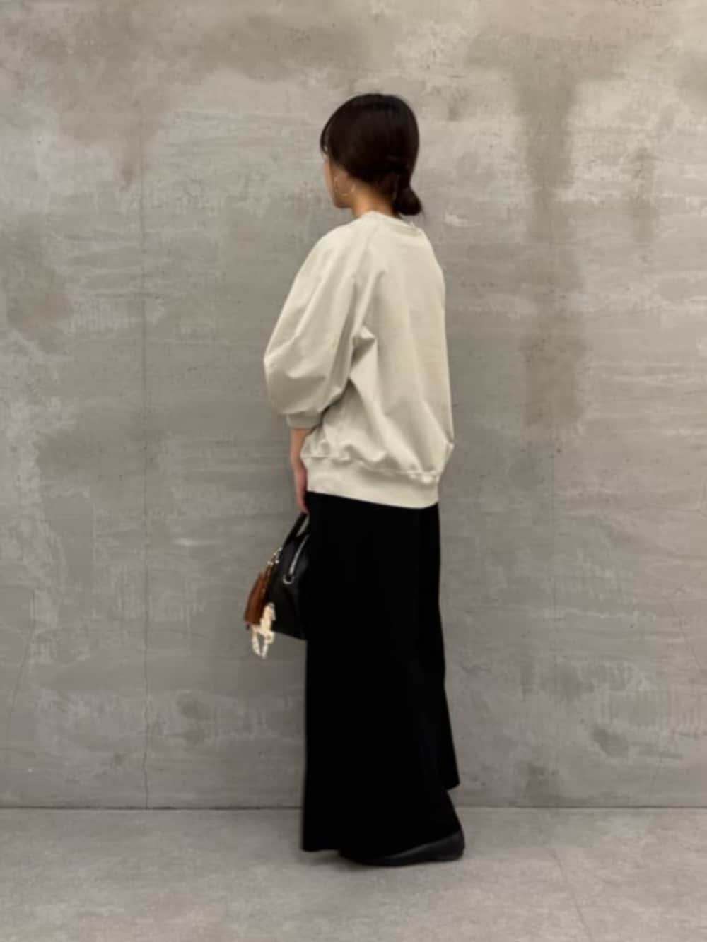 ブラック系のボストンバッグ、ブラック系のその他パンツ、グレー系のTシャツ/カットソーを着用したレディースの冬コーディネートの5枚目の写真