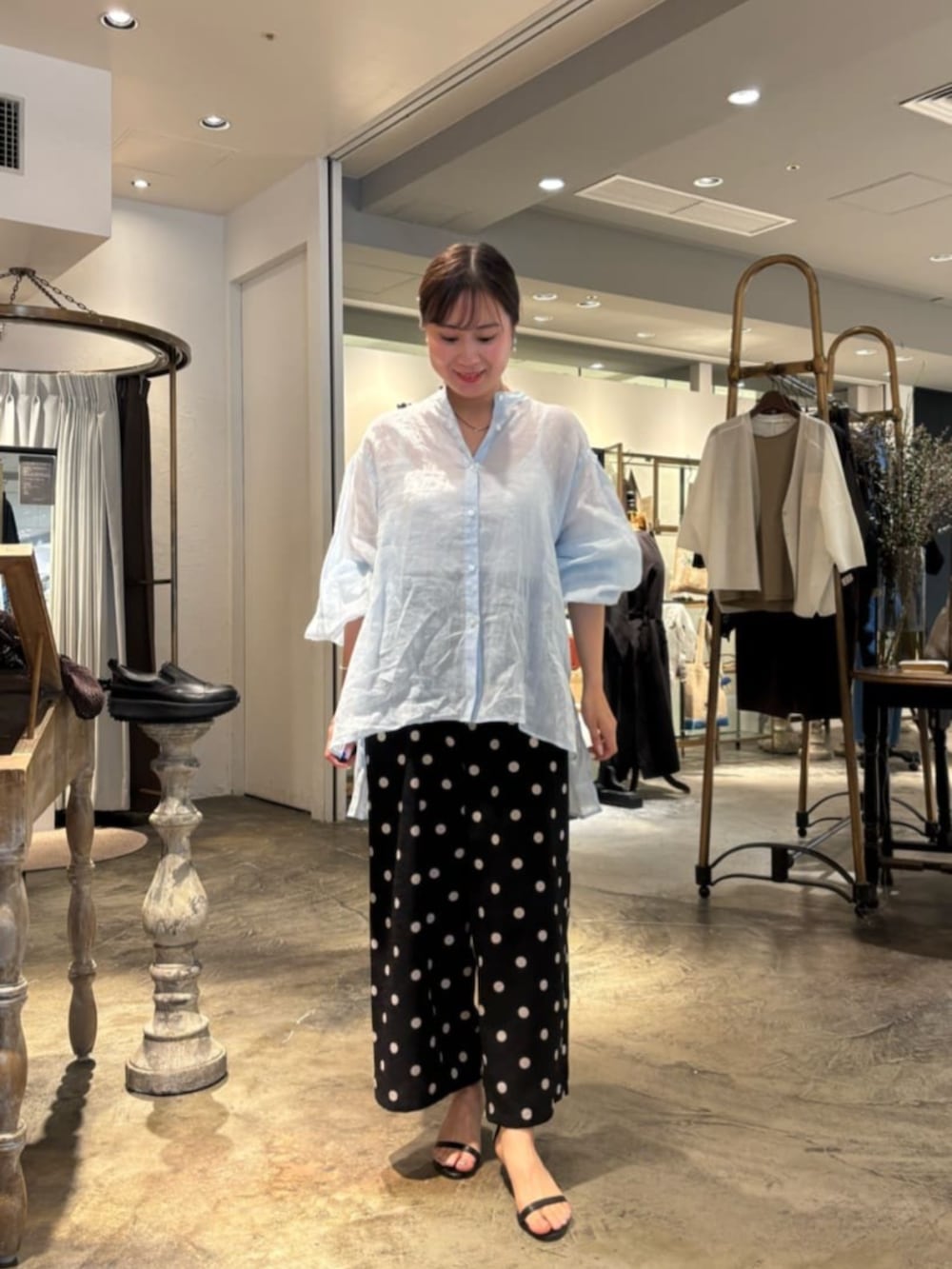 ブラック系のその他パンツ、ブルー系のシャツ/ブラウスを着用したレディースの春コーディネートの3枚目の写真