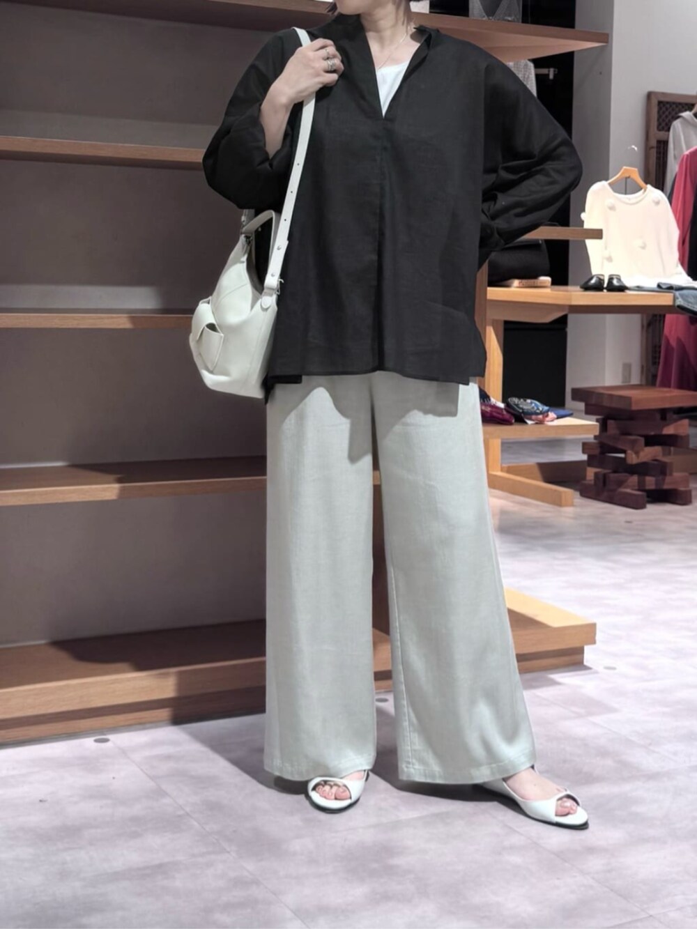 グレー系のその他パンツ、ブラック系のシャツ/ブラウスを着用したレディースの春コーディネートの7枚目の写真